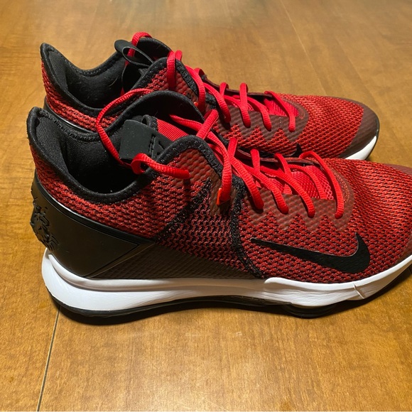 Nike BV7427-002
LeBron Witness IV - Picture 6 of 8